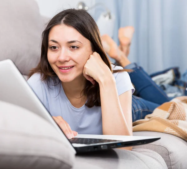 Positiv Ung Kvinna Koppla Soffan Och Använda Laptop Hemma — Stockfoto