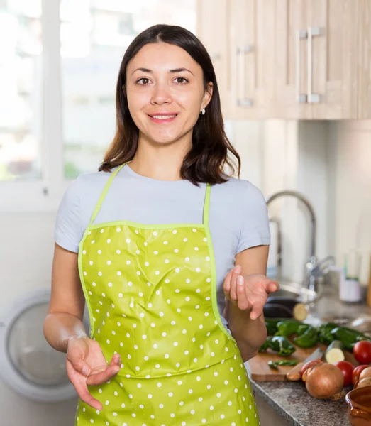 Portrait Positive Girl Housewife Apron Standing Home Kitchen — Φωτογραφία Αρχείου