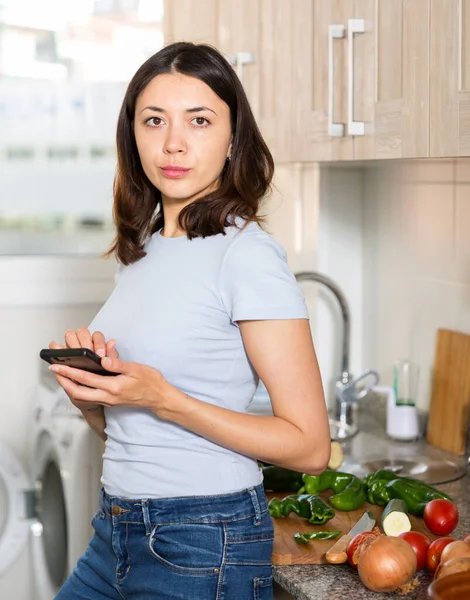 Portrait Young Girl Housewife Using Phone Home Kitchen — 图库照片
