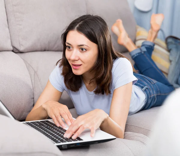 Junge Studentin Ruht Mit Laptop Auf Sofa Hause — Stockfoto