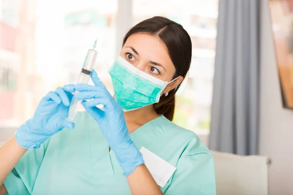Modern Klinikte Enjeksiyon Için Maskeli Kız Hemşire Elinde Şırınga Tutuyor — Stok fotoğraf