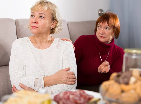 Zwei Beleidigte Ältere Frauen Streiten Sich Hause — Stockfoto
