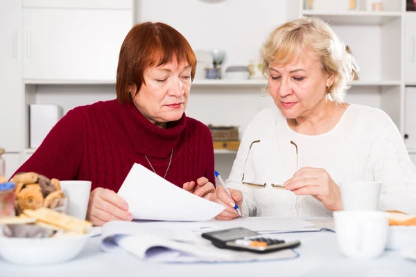 Serious Old Women Sitting Room Public Utilities — Stock Photo, Image