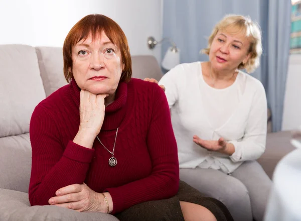 Streit Zwischen Zwei Seniorinnen Wohnung — Stockfoto