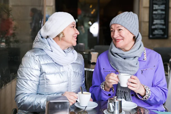 Leende Äldre Kvinnor Njuter Tid Tillsammans Mysiga Uteservering Höstdagen — Stockfoto