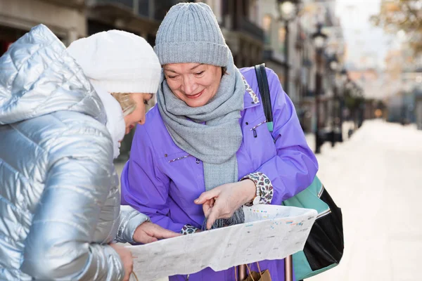 Två Positiva Äldre Kvinnor Turister Med Stadsguide Promenader Gatan — Stockfoto