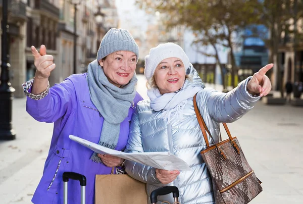Senior Woman Female Friend Traveling Together Looking Destination City Map — Stock Photo, Image