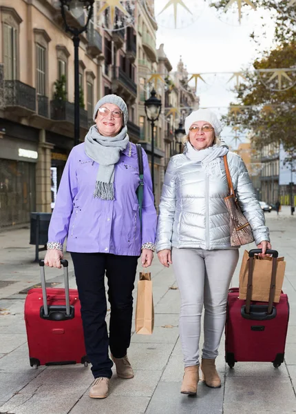 Gelukkig Reizende Oudere Vrouwen Wandelen Met Bagage Langs Straat — Stockfoto