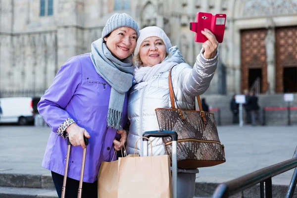 Happy Elderly Women Tourists Making Selfie Phone Walk City — Stock Photo, Image