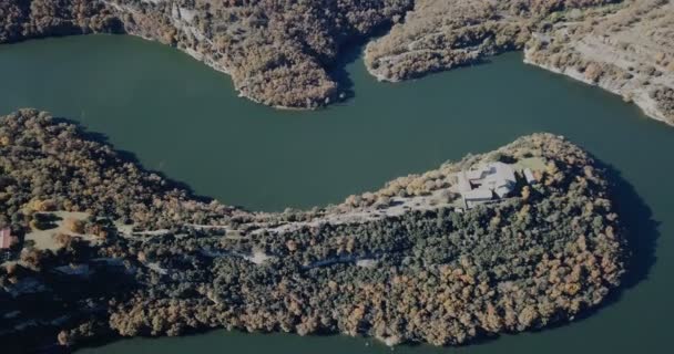 秋天的泰尔河上圣彼得 凯萨雷斯本笃会修道院的空中景观 高质量的4K镜头 — 图库视频影像