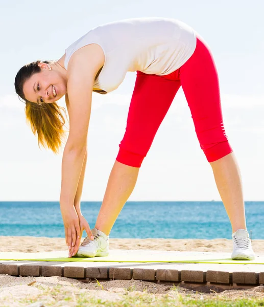 Jeune Femme Exerçant Des Poses Yoga Debout Sur Plage Ensoleillée — Photo
