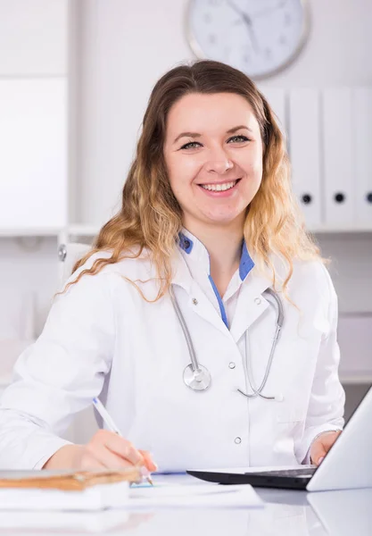 Porträt Eines Jungen Medizinischen Mitarbeiters Medical Center Der Tisch Sitzt — Stockfoto