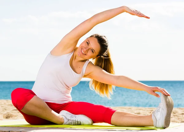 Sorridente Giovane Donna Formazione Yoga Posa Seduto Sulla Spiaggia Mattinata — Foto Stock