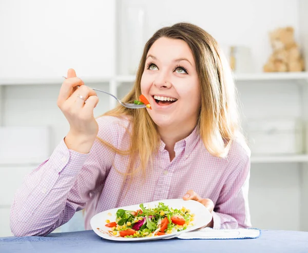 Genç Gülümseyen Kadın Evde Lezzetli Yeşil Salatanın Tadını Çıkarıyor — Stok fotoğraf