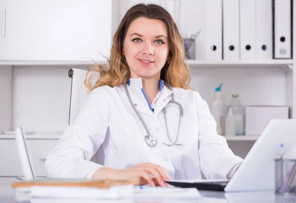 Jonge Glimlachende Vrouw Werkt Het Medisch Centrum Laptop — Stockfoto