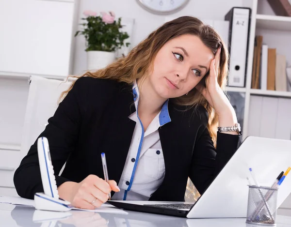 Fröhliche Und Lächelnde Frau Büro Laptop — Stockfoto