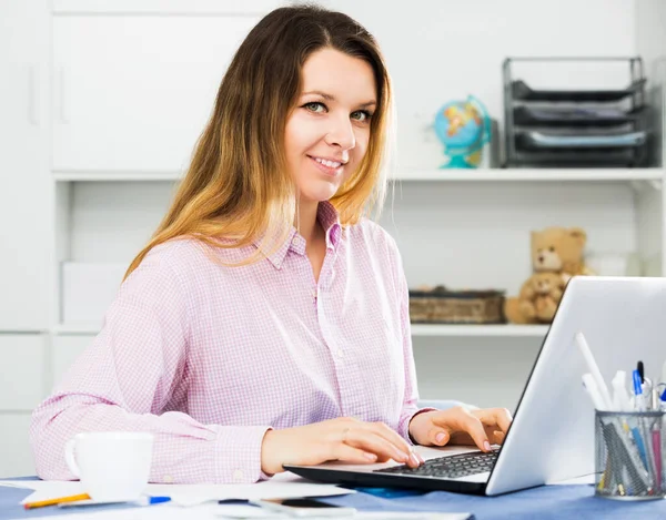 Jonge Vrouwelijke Werknemer Die Productief Aan Het Lopende Project Werkt — Stockfoto