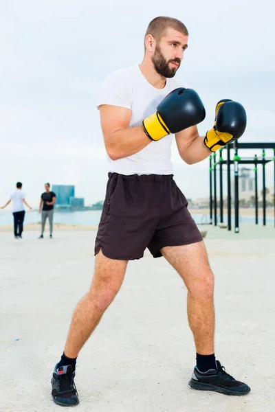 Athletischer Mann Boxhandschuhen Erfüllt Schläge Unter Freiem Himmel — Stockfoto