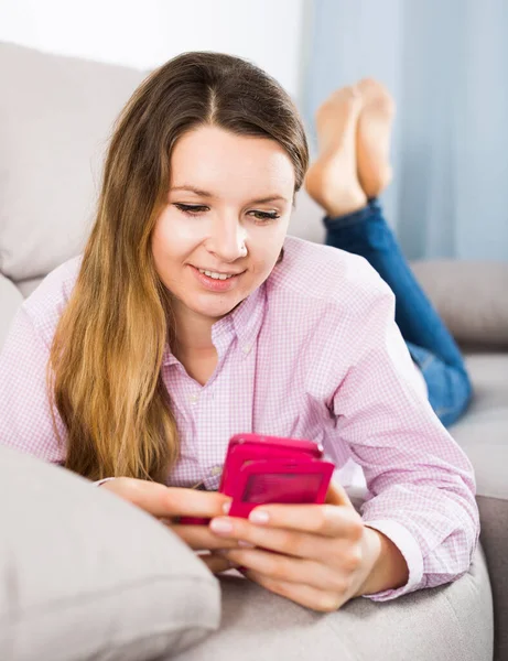 Souriant Fille Textos Avec Son Téléphone Prendre Des Photos Maison — Photo