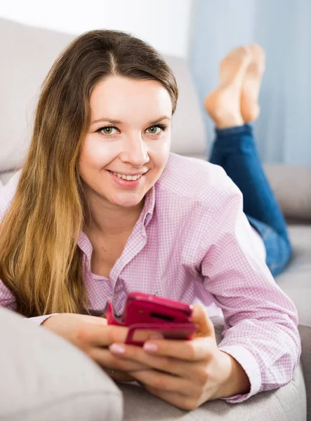 Молода Усміхнена Жінка Перевіряє Телефон Приймає Селфі Вдома — стокове фото