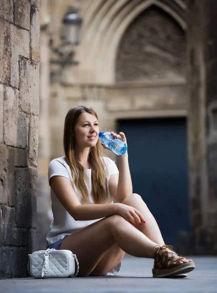 Mujer Joven Saciando Sed Con Agua Mientras Está Sentada Cerca — Foto de Stock