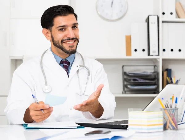 Jovem Médico Está Dando Uma Receita Para Medicamento Para Cliente — Fotografia de Stock