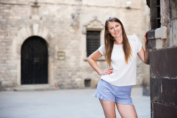 Mujer Joven Sonriente Descansando Contra Vieja Pared Catedral Piedra — Foto de Stock