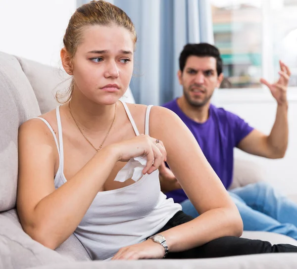 Young Stressed Woman Couch Disgruntled Husband — Stock Photo, Image