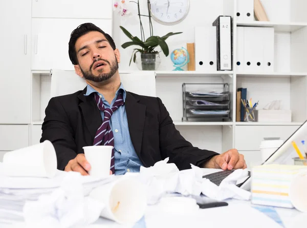 Geschäftsmann Ruht Sich Nach Produktivem Arbeitstag Büro Aus — Stockfoto