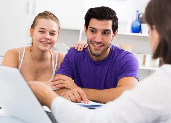 Young Smiling Couple Consulting Female Real Estate Agent Home Interior — Stock Photo, Image