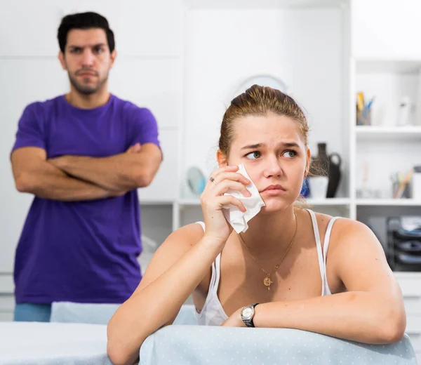 Verärgertes Mädchen Sitzt Tisch Und Spricht Nicht Nach Streit Mit — Stockfoto