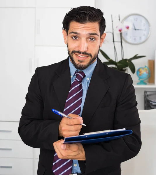 Hombre Adulto Está Firmando Papeles Financieros Lugar Trabajo —  Fotos de Stock