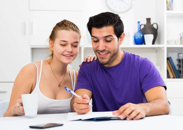 Alegre Amoroso Jovem Casal Olhando Para Papéis Analisando Suas Finanças — Fotografia de Stock