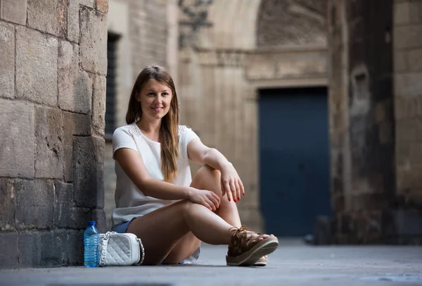 Lycklig Ung Kvinna Promenader Runt Staden Sitter Nära Gamla Stenmur — Stockfoto