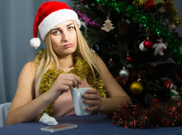 Droevige Vrouw Verveelt Zich Met Een Kopje Thee Nieuwjaarsavond Thuis — Stockfoto