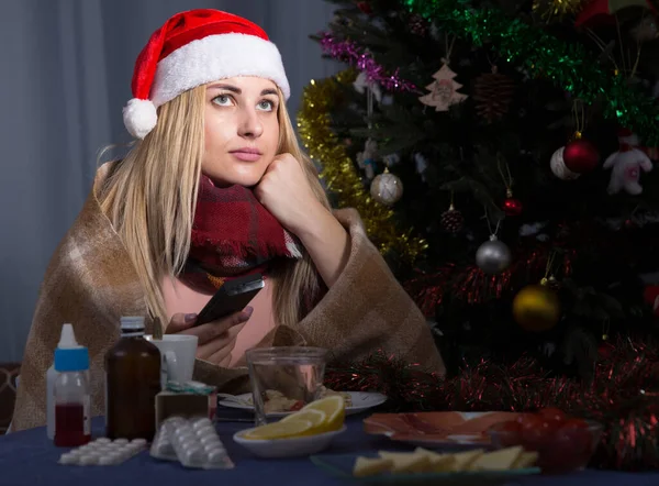 Ungesunde Frau Sitzt Der Silvesternacht Hause Plaid Mit Medikamenten — Stockfoto