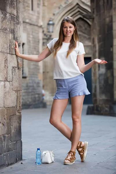 Mujer Joven Sonriente Descansando Contra Vieja Pared Catedral Piedra — Foto de Stock