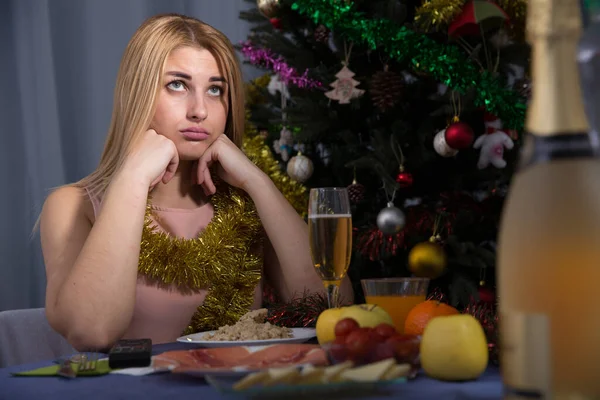 Mädchen Langweilt Sich Und Trinkt Champagner Der Silvesternacht Hause — Stockfoto