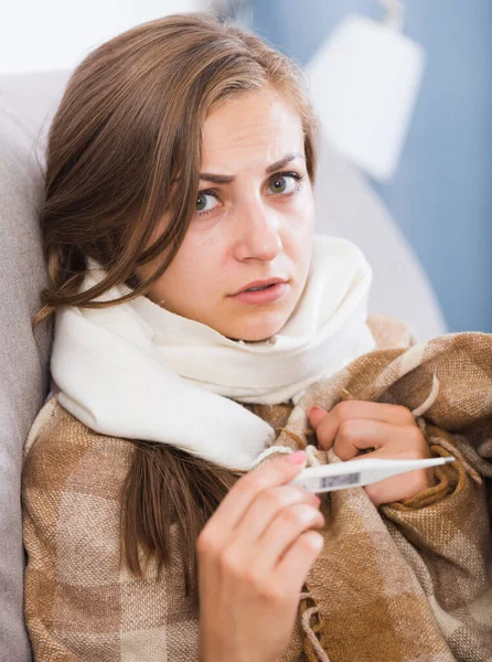 Niña Enferma Con Virus Gripe Acostada Sofá Midiendo Temperatura Con — Foto de Stock