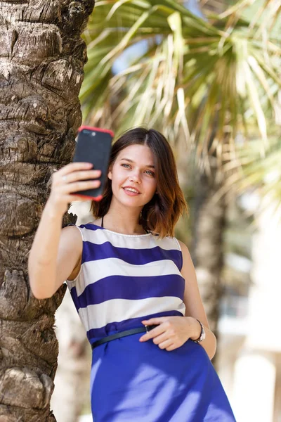 Kız Otelde Poz Veriyor Selfie Çekiyor — Stok fotoğraf