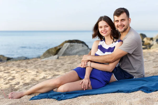 Glückliches Liebespaar Ruht Und Umarmt Sich Strand — Stockfoto