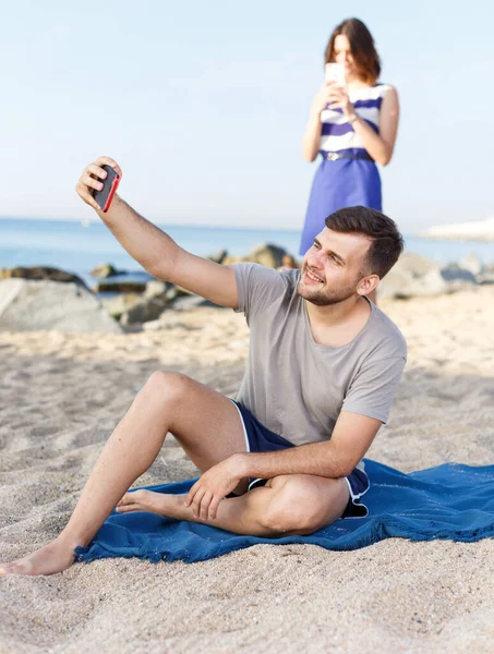 Jovem Descansando Tirando Selfie Praia — Fotografia de Stock
