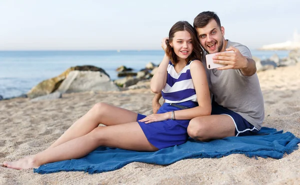 Happy Loving Couple Resting Taking Selfie Beach — Stock fotografie