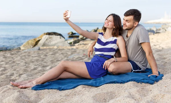 Jovem Casal Amoroso Descansando Tirando Selfie Praia — Fotografia de Stock