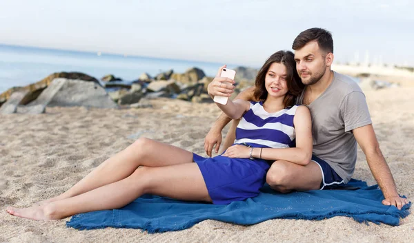 Feliz Casal Amoroso Descansando Tirando Selfie Praia — Fotografia de Stock