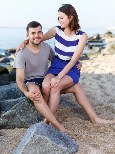 Jeune Couple Amoureux Assis Câlin Sur Plage — Photo