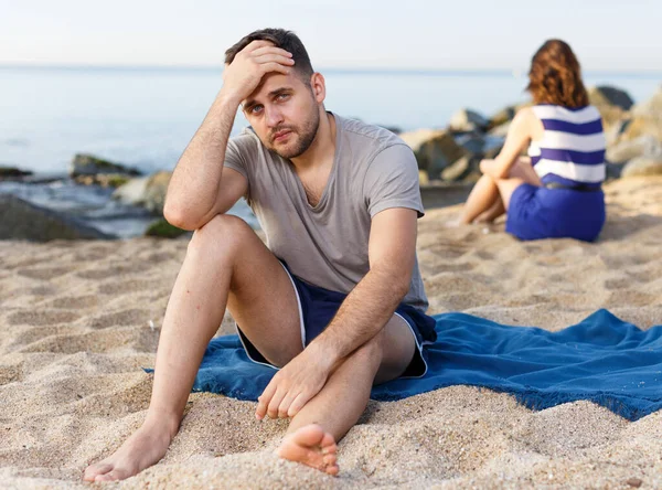 Homem Sentado Com Desagrado Praia Menina Fundo — Fotografia de Stock