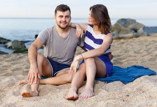 Feliz Casal Amoroso Sentado Abraçando Praia — Fotografia de Stock