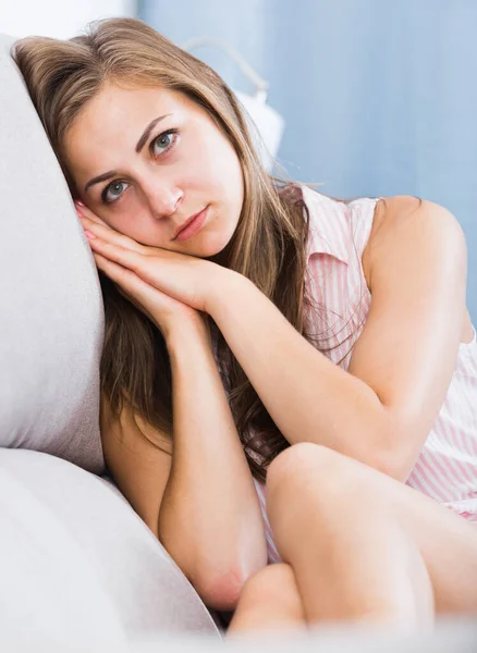 Retrato Menina Triste Sentado Sofá Casa Interior — Fotografia de Stock