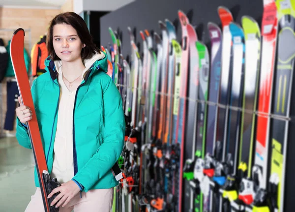 Portrait Young Smiling Woman Choosing New Skis Shop Sports Equipment — Stock Photo, Image